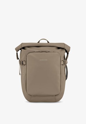 Taupe Rolltop-Rucksack mit vorderer Reißverschlusstasche und seitlichen Schnallen, mit kleinen "Kapten & Son" Logos vorne und seitlich.