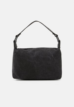 Czarna, prostokątna torebka z tkaniny z krótkim uchwytem i metalowymi elementami na białym tle.