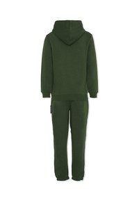 Zestaw zielonego kaptura i spodni dresowych wykonany z miękkiego materiału. Kaptur ma sznurek, natomiast spodnie posiadają elastyczne mankiety. Minimalne logo.