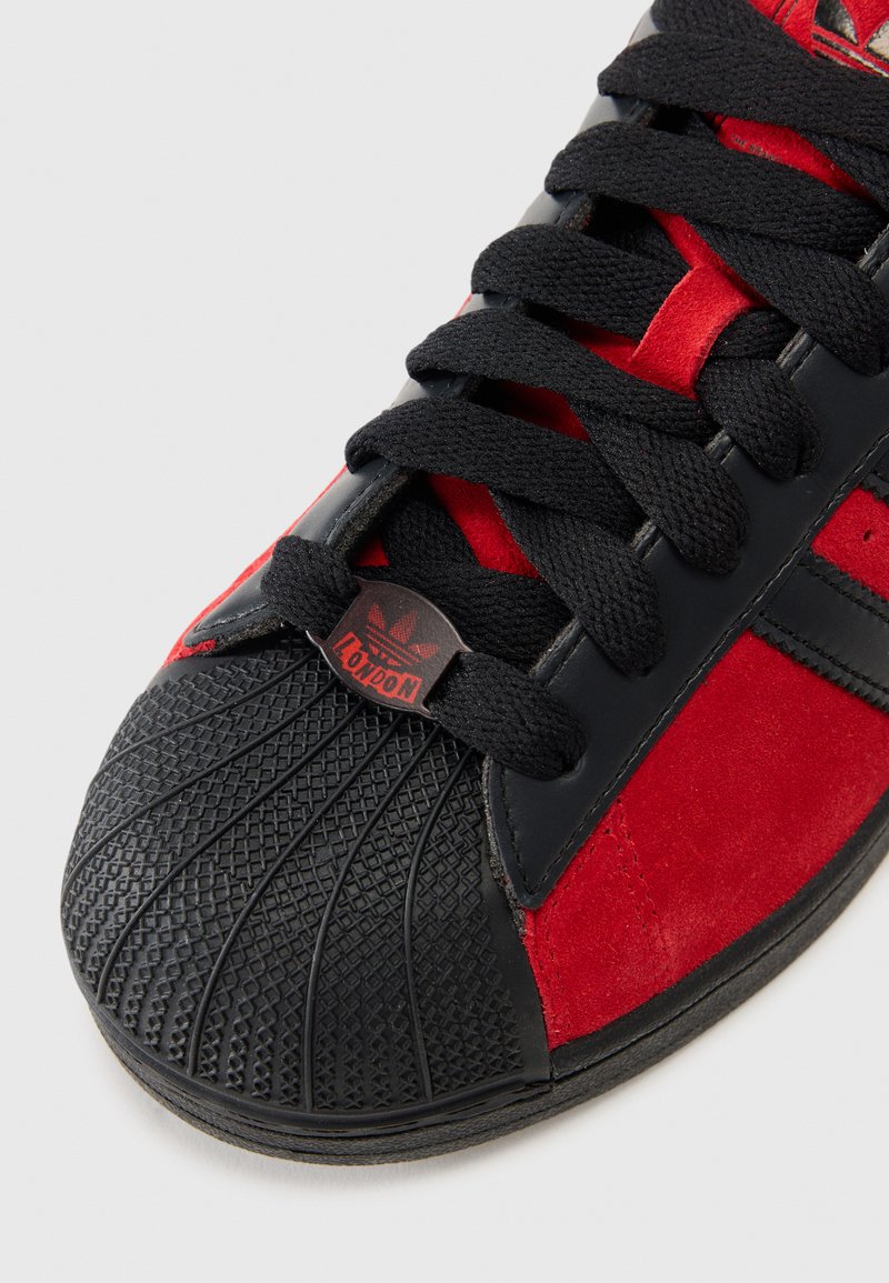 adidas Originals SUPERSTAR II UNISEX - Sapatilhas - better scarlet/core  black/matte gold-coloured/vermelho - Zalando.pt