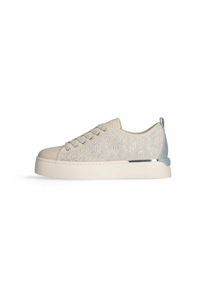 Beige sneaker met vetersluiting aan de voorkant, decoratieve gemusterde zijkant, zilveren accenten op hielen en zool, en een gladde, textuur afgewerkte toplaag.