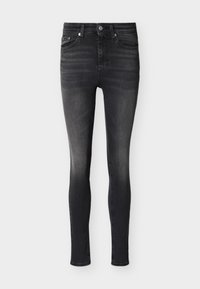 Μαύρο τζιν στενής εφαρμογής με ελαφριά ξεθώριασμα στους μηρούς, στυλ με πέντε τσέπες, κλείσιμο με κουμπί και θηλιές για ζώνη, εμφανίζεται σε λευκό φόντο.