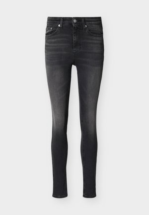 Černé slim-fit džíny s mírným vyblednutím na stehnech, pět kapes, zapínání na knoflíky a poutka na opasek, zobrazené na bílém pozadí.