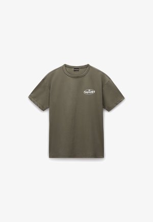 T-shirt in cotone verde oliva con maniche corte, scollatura tonda e logo bianco sul lato sinistro del petto. Texture liscia e design informale.