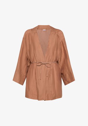 Jasnobrązowa, luźna kurtka w stylu kimona z szerokimi rękawami i cienkim paskiem zawiązanym w talii, wykonana z teksturowanej tkaniny.