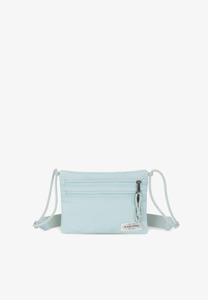Sac crossbody bleu clair en tissu durable, doté d'une poche zippée à l'avant, de bretelles réglables et d'une étiquette de marque.