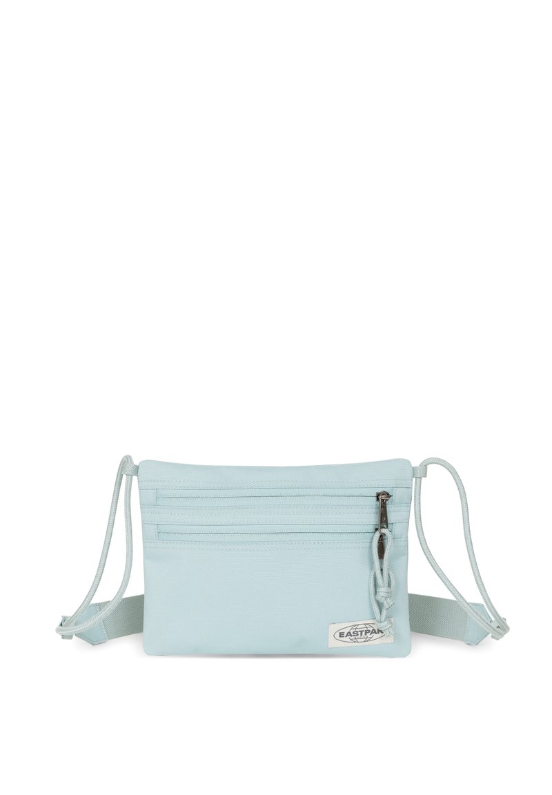 Borsa a tracolla blu chiaro realizzata in tessuto resistente, con una tasca frontale con zip, spallacci regolabili e un'etichetta con il marchio.