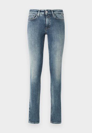 Rechtaf gemonteerde spijkerbroek van denim in een lichte tot medium blauwe wassing. Bevat vijf zakken, een knoopsluiting en een lichte vervaging op de benen.