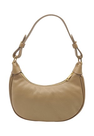 Sac bandoulière en cuir texturé beige avec forme incurvée, sangle ajustable et fermeture éclair dorée sur le dessus.