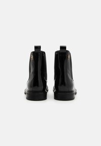 Tommy Hilfiger CHELSEA ABRASIVATO - Botas clássicas de cano curto - black