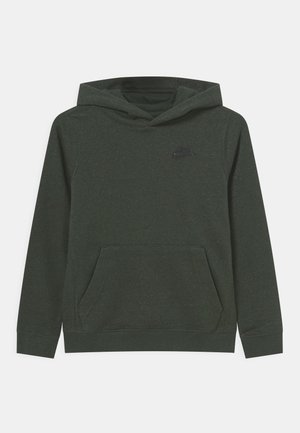 Sweat à capuche vert foncé avec une poche frontale, une grande capuche et un petit logo noir sur la poitrine, fabriqué à partir d'un tissu doux et texturé.
