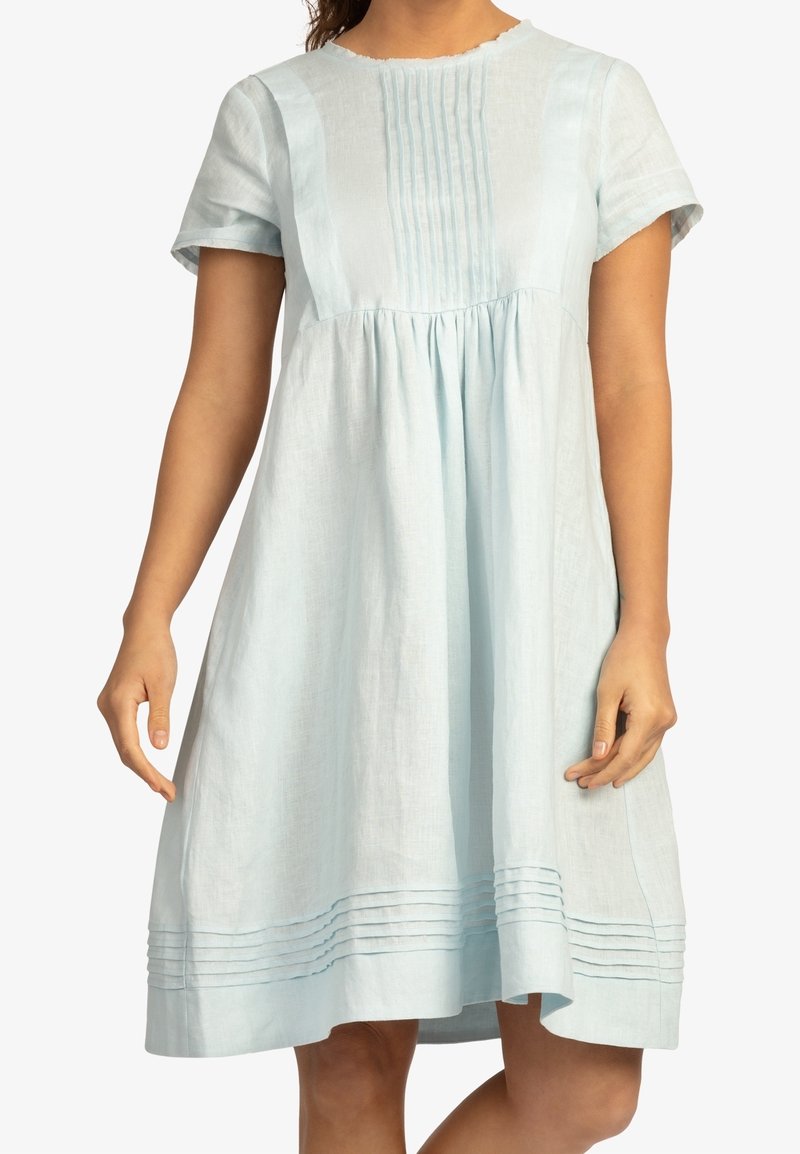 Jasnoniebieska lniana sukienka z krótkimi rękawami, z przodu z fałdami i poziomymi detalami przy końcu, dodającymi faktury i interesującego designu.
