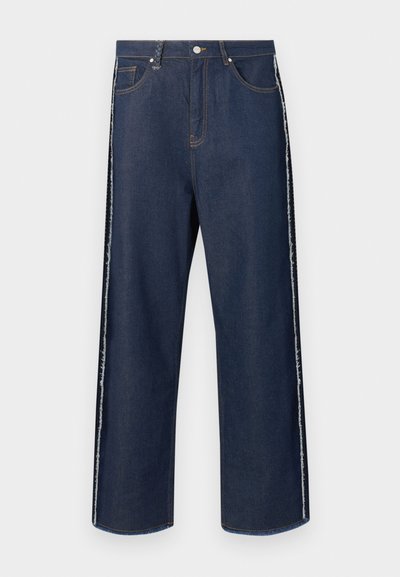 Σκούρο μπλε τζιν με ίσια πόδια και ξεφτισμένες λευκές ρίγες στα πλάγια, με τσέπες μπροστά και θηλιές για ζώνη.