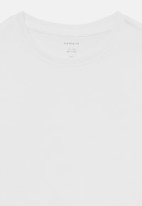 Valge puuvillane T-särk ümarate kaelusega ja lühikeste varrukatega. Sildi sees on märgitud suurus 9-10 aastat (134-140 cm). Sile tekstuur.