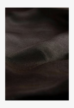 Donkerbruin stof met een zachte, matte textuur. Het materiaal lijkt zacht, licht gekreukt, met subtiele variaties in toon.