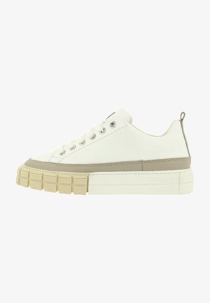 Bullboxer Trainers - white