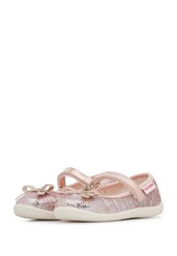 Lesklé růžové baletní střevíčky s dvěma pásky, malou mašlí na přední straně a texturovaným povrchem. Navrženo s bílou gumovou podrážkou.