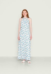 Vestido maxi floral em branco, apresentando padrões azuis e pêssego, com design de halter neck, cintura ajustada e saia fluida.