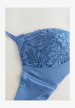 Blå blondebh med blomstermønstre og en struktureret underkant. Glat stof, justerbare stropper og et blødt, detaljeret design.