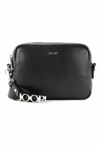 Borsa a tracolla nera in pelle con superficie texturizzata, finiture in argento e una tracolla rimovibile con un logo prominente. Chiusura con zip sulla parte superiore.