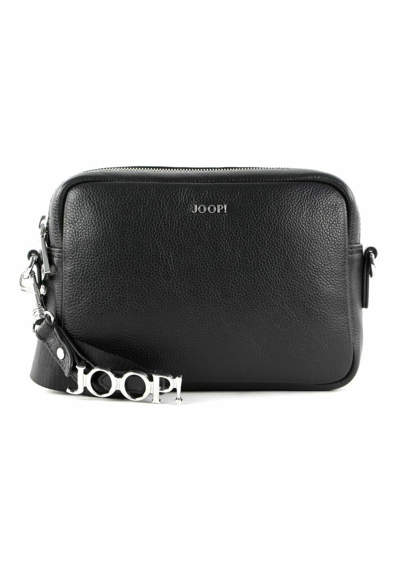 Borsa a tracolla nera in pelle con superficie texturizzata, finiture in argento e una tracolla rimovibile con un logo prominente. Chiusura con zip sulla parte superiore.
