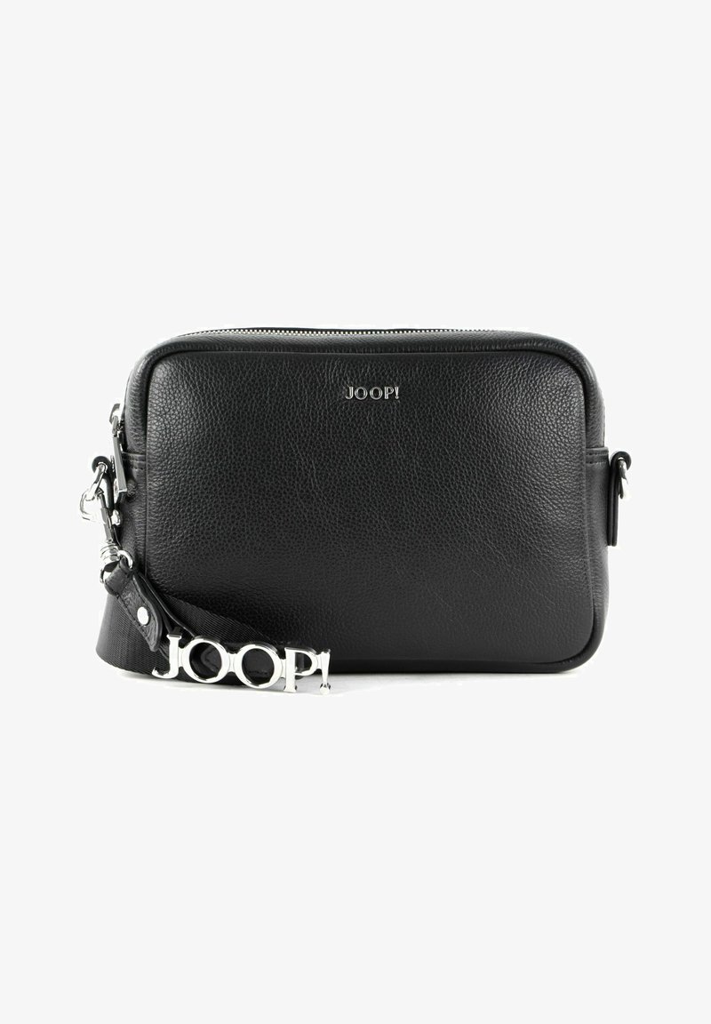 Borsa a tracolla nera in pelle con superficie texturizzata, finiture in argento e una tracolla rimovibile con un logo prominente. Chiusura con zip sulla parte superiore.