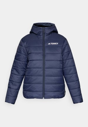 Marineblå pufferjakke med hætte, vandret quiltning, frontlynlås og TERREX-logo i hvidt på venstre bryst. Tekstureret, letvægtsmateriale.