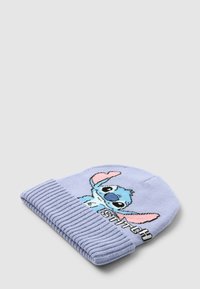 Jasnoniebieska dziana czapka z wyhaftowanym wzorem postaci z kreskówek z dużymi uszami oraz napisem „Eksperyment 626” w białym kolorze.