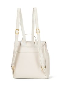 Krémový kožený batoh s texturou, s nastavitelnými popruhy a zlatými kovovými akcenty. Obsahuje zipové uzavření a jednu přihrádku pro uskladnění.