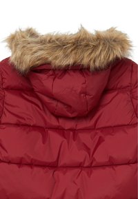 Giacca puffer rossa con cappuccio removibile. Presenta un bordo in pelliccia e un design trapuntato. Il materiale appare liscio e leggermente lucido.