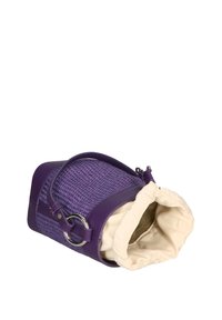 Borsa a tracolla intrecciata viola con forma strutturata, dotata di manico ad anello e chiusura a cordoncino di colore crema. Accenti in pelle liscia sui bordi.