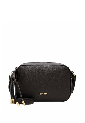 Piccola borsa a tracolla in pelle nera con dettagli dorati e nappine, con logo "Suri Frey" dorato sul davanti.