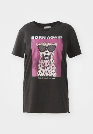 Fekete pamut póló, leopárd grafikával napszemüvegben, rózsaszín háttérrel, a szöveg pedig "ÚJRA SZÜLETETT" és "küzdj azért, amit akarsz."