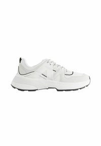 Baskets de sport blanches avec une tige en mesh, des accents texturés et des semelles en caoutchouc. Présente des détails gris clair et des coutures noires.