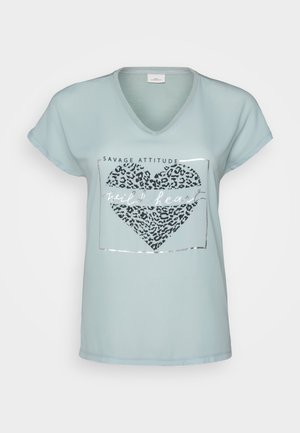 T-shirt de gola em V azul claro com mangas curtas, apresentando um design de coração em padrão de leopardo e lettering prateado que diz "coração selvagem."