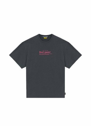 Maglietta a maniche corte grigio scuro con la scritta "Non farti prendere dal panico!" e un piccolo testo aggiuntivo centrato sul petto in carattere rosso.