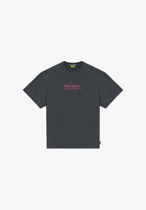 Maglietta a maniche corte grigio scuro con la scritta "Non farti prendere dal panico!" e un piccolo testo aggiuntivo centrato sul petto in carattere rosso.