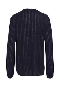 Blouse marine à manches longues, avec un col froncé et des rayures verticales argentées pour un aspect texturé. Tissu doux avec une coupe décontractée.