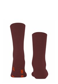 Zwei weinrote Socken mit gerippter Textur und kontrastierenden orangen Etiketten an den Bündchen, entworfen für Komfort und Stil.