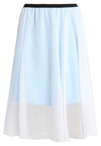 Vaaleansininen kerroksellinen hame, jossa on läpinäkyvä valkoinen päällikerros ja joustava musta vyötärönauha. Sujuva rakenne ja valuvia muotoja.