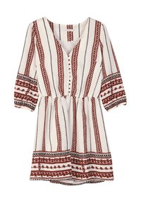 Vestido blanco con rayas verticales rojas y negras y patrones florales. Escote en V y botones en la parte delantera, con mangas tres cuartos.