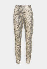 Läggningar med ormskinnsmönster i beige och svart, tillverkade av ett glänsande material. Tätt sittande design med en mjuk textur och avsmalnande form.