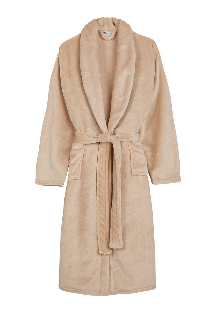 Beige Frottee-Bademantel mit Schalkragen, Bindegürtel und zwei vorderen Taschen; weiche Textur mit einer glatten Oberfläche.