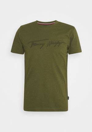 Oliwkowo zielona, krótka koszulka z okrągłym dekoltem i haftowanym napisem "Tommy Hilfiger" na piersi.