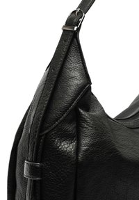 Svart läderaxelväska med en texturerad yta, utrustad med ett brett rem och en strömlinjeformad design, förskönad med metallbeslag.
