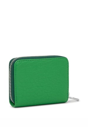 Cartera verde brillante con textura, cierre de cremallera perimetral y tirador plateado, sobre un fondo blanco.