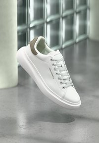 Nevybráno, white/combat