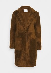 Hnědý kabát z umělé kožešiny s vykrojeným klopem, zapínáním na jeden knoflík, dvěma předními kapsami, měkkou texturou a mírně volným střihem.
