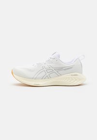 Scarpa da ginnastica bianca con tomaia in mesh traspirante, dettagli grigio chiaro, suola testurizzata e soletta imbottita con tecnologia "FF Blast+".