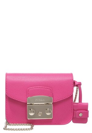 Petit sac bandoulière en cuir rose vif avec fermoir argenté et bandoulière chaîne, doté d'une mini pochette assortie attachée sur le côté.